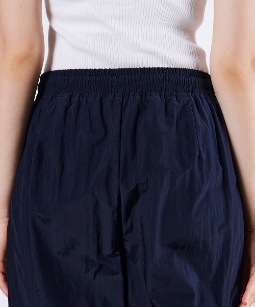 ESSENTIAL（エッセンシャル）の「割縫サテンパンツ（その他パンツ・レディース・イエロー・36/38）」の11枚目の写真