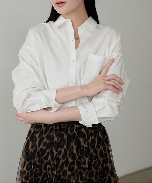 LARUTA（ラルータ）の「【LARUTA】WEB限定・ちびロゴ刺繍ベーシックシャツ（シャツ/ブラウス・レディース・チャコールグレー/カーキ/オフホワイト/ブルー/ストライプ・FREE）」の2枚目の写真
