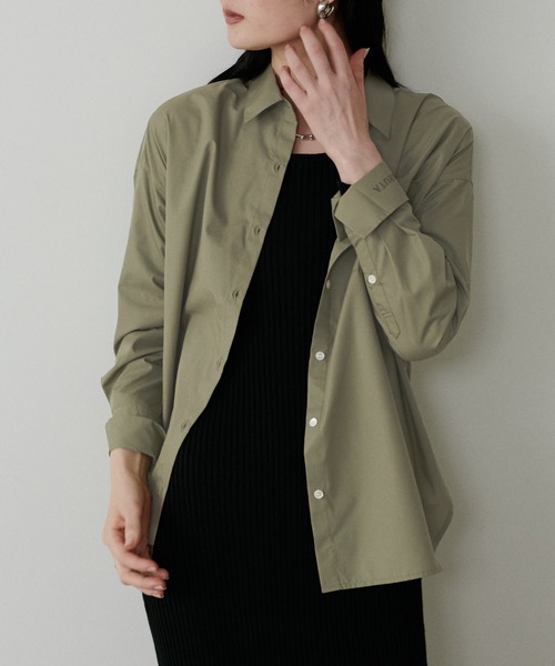 LARUTA（ラルータ）の「【LARUTA】WEB限定・ちびロゴ刺繍ベーシックシャツ（シャツ/ブラウス・レディース・チャコールグレー/カーキ/オフホワイト/ブルー/ストライプ・FREE）」の4枚目の写真
