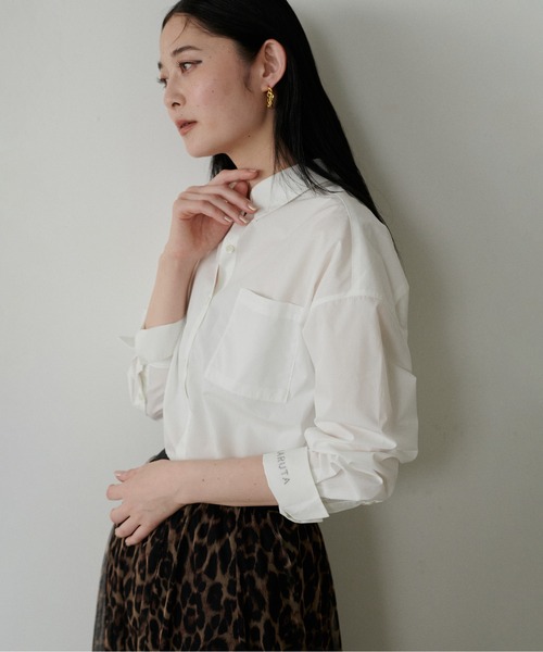LARUTA（ラルータ）の「【LARUTA】WEB限定・ちびロゴ刺繍ベーシックシャツ（シャツ/ブラウス・レディース・チャコールグレー/カーキ/オフホワイト/ブルー/ストライプ・FREE）」の18枚目の写真