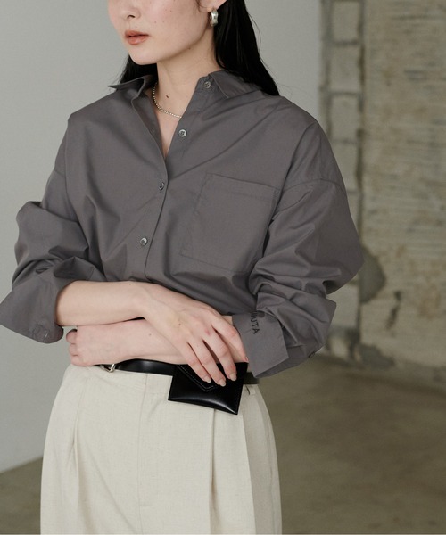 LARUTA（ラルータ）の「【LARUTA】WEB限定・ちびロゴ刺繍ベーシックシャツ（シャツ/ブラウス・レディース・チャコールグレー/カーキ/オフホワイト/ブルー/ストライプ・FREE）」の14枚目の写真
