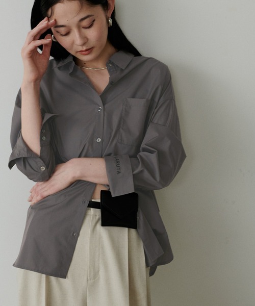 LARUTA（ラルータ）の「【LARUTA】WEB限定・ちびロゴ刺繍ベーシックシャツ（シャツ/ブラウス・レディース・チャコールグレー/カーキ/オフホワイト/ブルー/ストライプ・FREE）」の15枚目の写真
