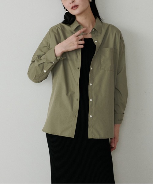 LARUTA（ラルータ）の「【LARUTA】WEB限定・ちびロゴ刺繍ベーシックシャツ（シャツ/ブラウス・レディース・チャコールグレー/カーキ/オフホワイト/ブルー/ストライプ・FREE）」の9枚目の写真