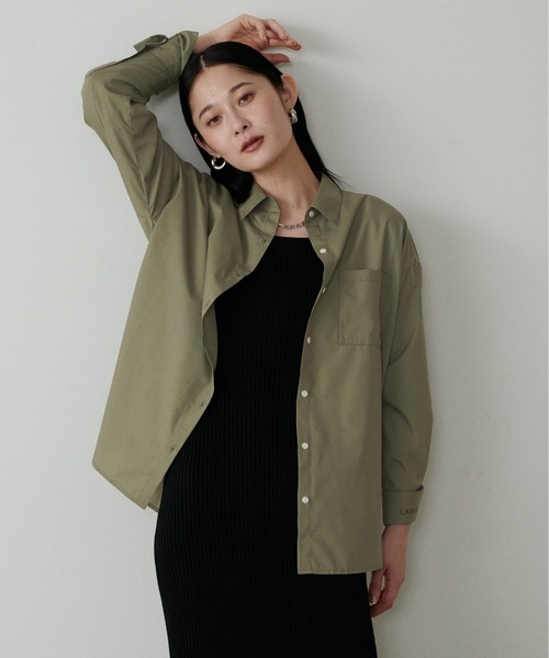 LARUTA（ラルータ）の「【LARUTA】WEB限定・ちびロゴ刺繍ベーシックシャツ（シャツ/ブラウス・レディース・チャコールグレー/カーキ/オフホワイト/ブルー/ストライプ・FREE）」の7枚目の写真