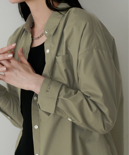 LARUTA（ラルータ）の「【LARUTA】WEB限定・ちびロゴ刺繍ベーシックシャツ（シャツ/ブラウス・レディース・チャコールグレー/カーキ/オフホワイト/ブルー/ストライプ・FREE）」の10枚目の写真