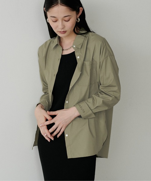 LARUTA（ラルータ）の「【LARUTA】WEB限定・ちびロゴ刺繍ベーシックシャツ（シャツ/ブラウス・レディース・チャコールグレー/カーキ/オフホワイト/ブルー/ストライプ・FREE）」の8枚目の写真