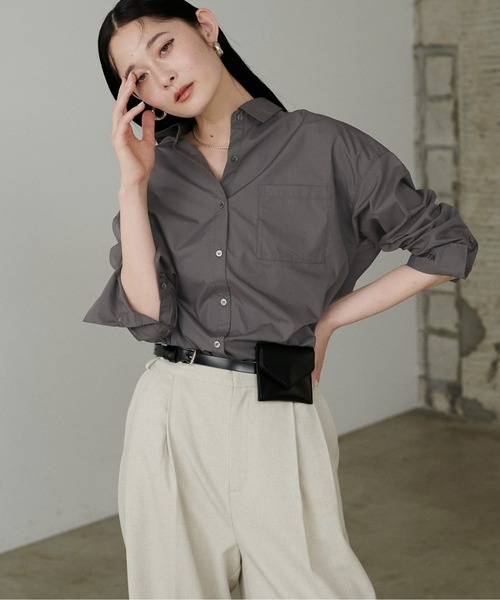 LARUTA（ラルータ）の「【LARUTA】WEB限定・ちびロゴ刺繍ベーシックシャツ（シャツ/ブラウス・レディース・チャコールグレー/カーキ/オフホワイト/ブルー/ストライプ・FREE）」の13枚目の写真