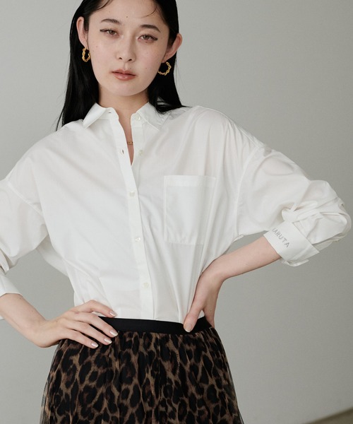 LARUTA（ラルータ）の「【LARUTA】WEB限定・ちびロゴ刺繍ベーシックシャツ（シャツ/ブラウス・レディース・チャコールグレー/カーキ/オフホワイト/ブルー/ストライプ・FREE）」の22枚目の写真