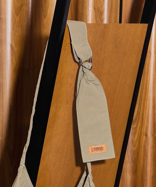 UNIVERSAL OVERALL(ユニバーサルオーバーオール)の「(UNIVERSAL OVERALL)WRINKLE NYLON NEWS PAPIER BAG(ショルダーバッグ・レディース・ホワイト/ブラック/カーキ・ONE SIZE)」の4枚目の写真