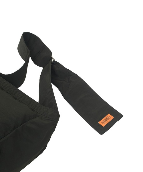 UNIVERSAL OVERALL(ユニバーサルオーバーオール)の「(UNIVERSAL OVERALL)WRINKLE NYLON NEWS PAPIER BAG(ショルダーバッグ・レディース・ホワイト/ブラック/カーキ・ONE SIZE)」の12枚目の写真