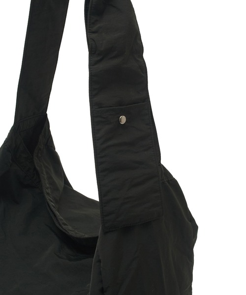 UNIVERSAL OVERALL(ユニバーサルオーバーオール)の「(UNIVERSAL OVERALL)WRINKLE NYLON NEWS PAPIER BAG(ショルダーバッグ・レディース・ホワイト/ブラック/カーキ・ONE SIZE)」の13枚目の写真