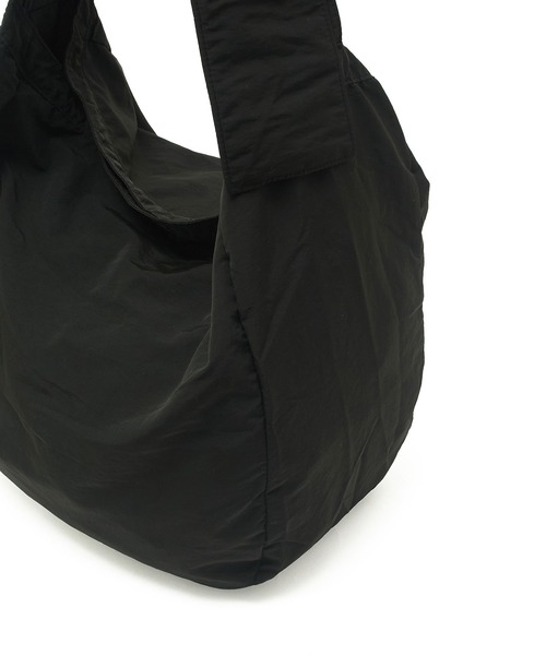 UNIVERSAL OVERALL(ユニバーサルオーバーオール)の「(UNIVERSAL OVERALL)WRINKLE NYLON NEWS PAPIER BAG(ショルダーバッグ・レディース・ホワイト/ブラック/カーキ・ONE SIZE)」の15枚目の写真