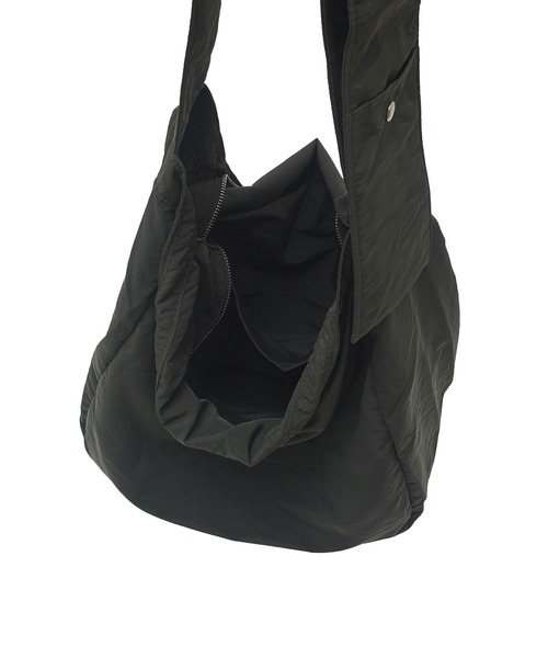 UNIVERSAL OVERALL(ユニバーサルオーバーオール)の「(UNIVERSAL OVERALL)WRINKLE NYLON NEWS PAPIER BAG(ショルダーバッグ・レディース・ホワイト/ブラック/カーキ・ONE SIZE)」の17枚目の写真