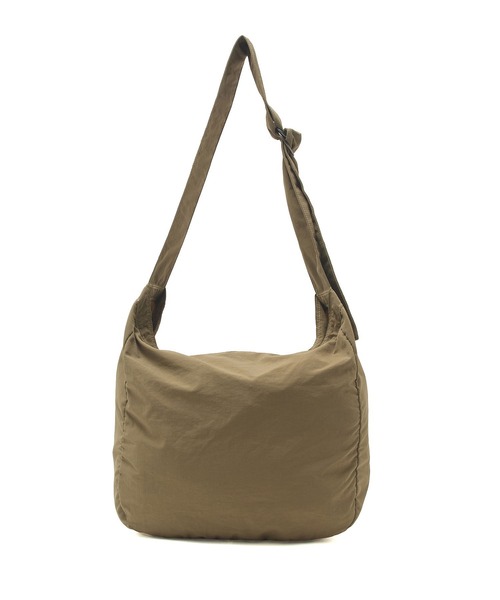 UNIVERSAL OVERALL(ユニバーサルオーバーオール)の「(UNIVERSAL OVERALL)WRINKLE NYLON NEWS PAPIER BAG(ショルダーバッグ・レディース・ホワイト/ブラック/カーキ・ONE SIZE)」の19枚目の写真