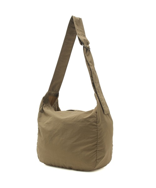 UNIVERSAL OVERALL(ユニバーサルオーバーオール)の「(UNIVERSAL OVERALL)WRINKLE NYLON NEWS PAPIER BAG(ショルダーバッグ・レディース・ホワイト/ブラック/カーキ・ONE SIZE)」の20枚目の写真