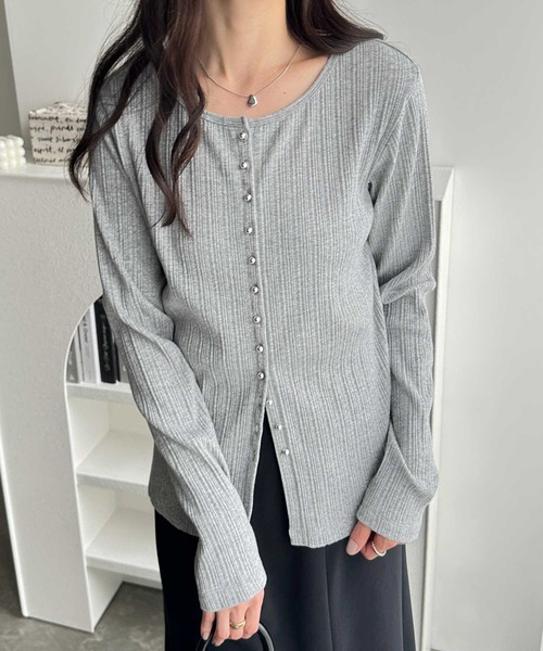 GeeRA(ジーラ)の「メニーボタンランダムリブトップス(Tシャツ/カットソー・レディース・オフホワイト/杢グレー/ブラック・MEDIUM/LARGE/X-LARGE)」の3枚目の写真