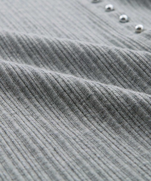 GeeRA(ジーラ)の「メニーボタンランダムリブトップス(Tシャツ/カットソー・レディース・オフホワイト/杢グレー/ブラック・MEDIUM/LARGE/X-LARGE)」の4枚目の写真