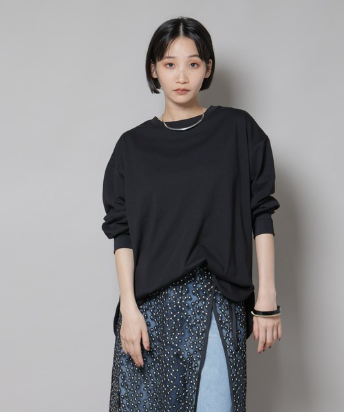 NANO universe(ナノユニバース)の「CVCプレーティング天竺ラウンドヘムカットトップス(Tシャツ/カットソー・レディース・ブラック/ホワイト/ブラウン・FREE)」の3枚目の写真