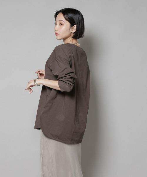 NANO universe(ナノユニバース)の「CVCプレーティング天竺ラウンドヘムカットトップス(Tシャツ/カットソー・レディース・ブラック/ホワイト/ブラウン・FREE)」の22枚目の写真