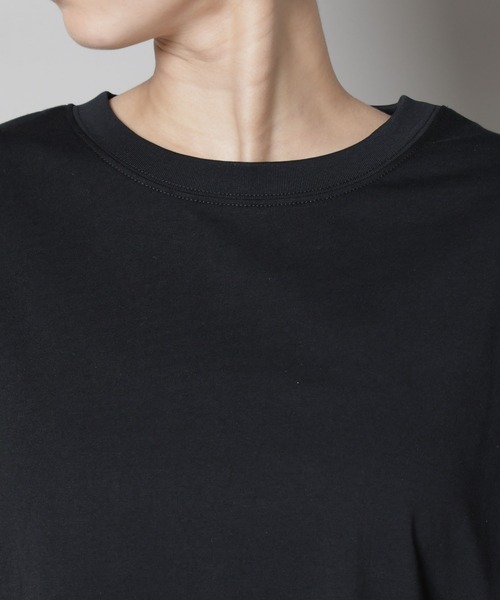 NANO universe(ナノユニバース)の「CVCプレーティング天竺ラウンドヘムカットトップス(Tシャツ/カットソー・レディース・ブラック/ホワイト/ブラウン・FREE)」の4枚目の写真