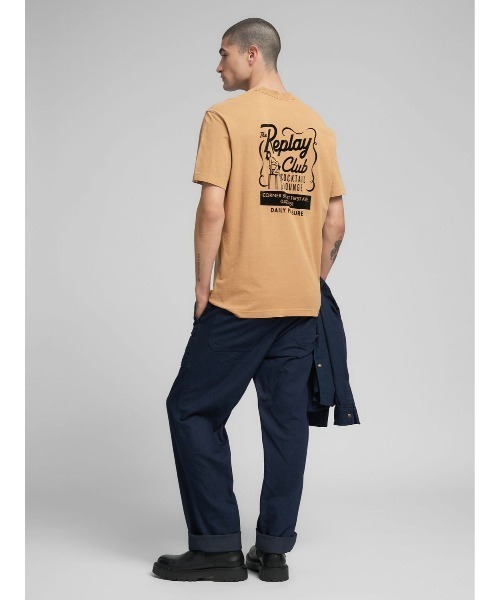 REPLAY(リプレイ)の「リラックスフィット コットンジャージー グラフティーTシャツ(Tシャツ/カットソー・メンズ・オレンジ・LARGE/MEDIUM/SMALL/X-LARGE)」の2枚目の写真