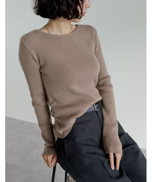 Re:EDIT（リエディ）の「[2025AW COLLECTION][保湿][静電気防止]クルーネックサイドシャーリングリブニットトップス（ニット/セーター・レディース・ブラック/アイボリー/グレイッシュベージュ/チャコールグレー/ブルー/ブラウン/レッド/ラベンダー・MEDIUM/LARGE）」の5枚目の写真