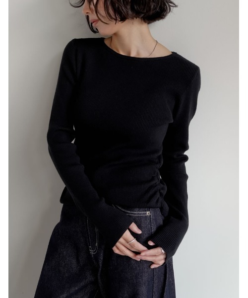 Re:EDIT（リエディ）の「[2025AW COLLECTION][保湿][静電気防止]クルーネックサイドシャーリングリブニットトップス（ニット/セーター・レディース・ブラック/アイボリー/グレイッシュベージュ/チャコールグレー/ブルー/ブラウン/レッド/ラベンダー・MEDIUM/LARGE）」の2枚目の写真