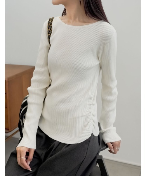 Re:EDIT（リエディ）の「[2025AW COLLECTION][保湿][静電気防止]クルーネックサイドシャーリングリブニットトップス（ニット/セーター・レディース・ブラック/アイボリー/グレイッシュベージュ/チャコールグレー/ブルー/ブラウン/レッド/ラベンダー・MEDIUM/LARGE）」の14枚目の写真