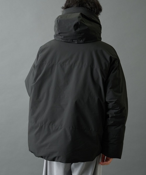 COLONY 2139（コロニートゥーワンスリーナイン）の「クロップド中綿フードジャケット（ダウンジャケット/コート・メンズ・ブラック/グレー・SMALL/MEDIUM/LARGE）」の5枚目の写真