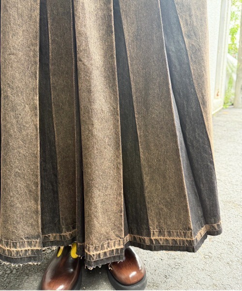 DOUBLE NAME（ダブルネーム）の「ケミカルオーバーダイデニムプリーツスカート（デニムスカート・レディース・ブラック系/インディゴブルー・FREE）」の6枚目の写真