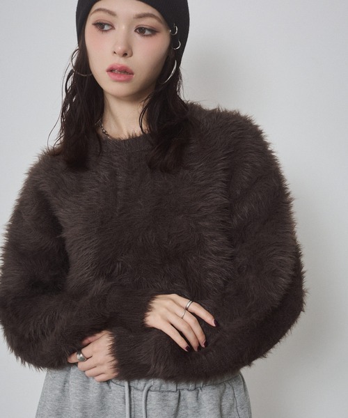 ENVYM（アンビー）の「フェザーヤーン  シャギー ボリュームスリーブ クロップド ニット トップス（ニット/セーター・レディース・ブラウン/チャコールグレー/カーキ/アイボリー・FREE）」の3枚目の写真