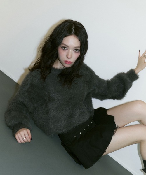 ENVYM（アンビー）の「フェザーヤーン  シャギー ボリュームスリーブ クロップド ニット トップス（ニット/セーター・レディース・ブラウン/チャコールグレー/カーキ/アイボリー・FREE）」の20枚目の写真