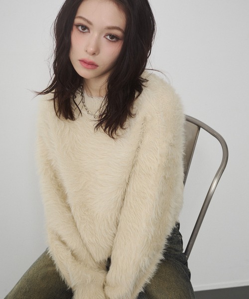 ENVYM（アンビー）の「フェザーヤーン  シャギー ボリュームスリーブ クロップド ニット トップス（ニット/セーター・レディース・ブラウン/チャコールグレー/カーキ/アイボリー・FREE）」の13枚目の写真