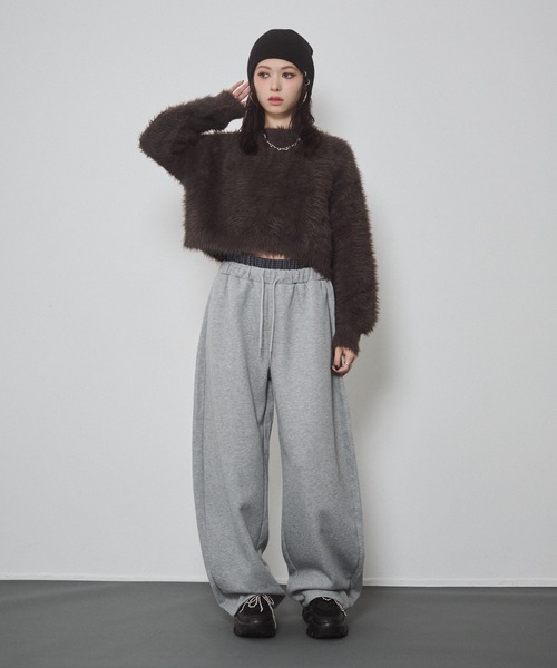 ENVYM（アンビー）の「フェザーヤーン  シャギー ボリュームスリーブ クロップド ニット トップス（ニット/セーター・レディース・ブラウン/チャコールグレー/カーキ/アイボリー・FREE）」の18枚目の写真