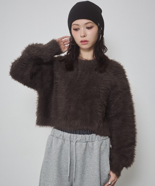 ENVYM（アンビー）の「フェザーヤーン  シャギー ボリュームスリーブ クロップド ニット トップス（ニット/セーター・レディース・ブラウン/チャコールグレー/カーキ/アイボリー・FREE）」の14枚目の写真