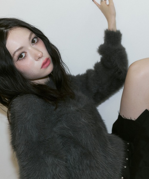 ENVYM（アンビー）の「フェザーヤーン  シャギー ボリュームスリーブ クロップド ニット トップス（ニット/セーター・レディース・ブラウン/チャコールグレー/カーキ/アイボリー・FREE）」の21枚目の写真