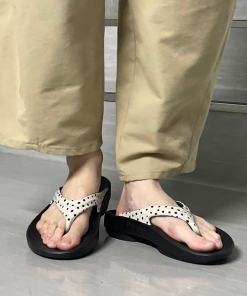 OOFOS(ウーフォス)の「OOFOS / OOlala Limited(サンダル・レディース・その他・25.0cm/24.0cm/23.0cm)」の6枚目の写真