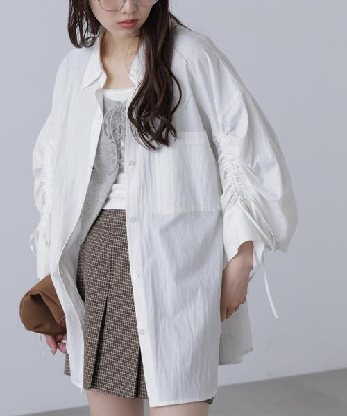 FREE'S MART（フリーズマート）の「◇袖シャーリングオーバーシャツ（シャツ/ブラウス・レディース・ブルー/ブラウン系その他/ブルー系その他/ホワイト/ホワイト系その他/ライトインディゴブルー/ベージュ系その他2・FREE）」の2枚目の写真