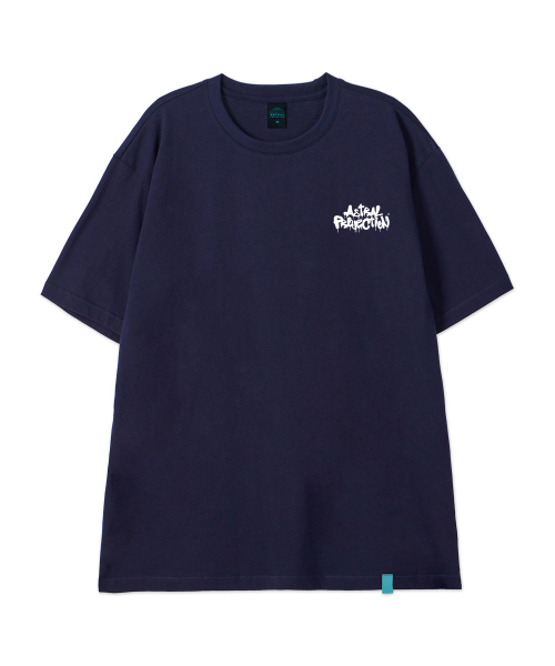 ASTRAL PROJECTION（アストラルプロジェクション）の「[ブラシグラフィティレタリングロゴ]コットンルーズフィット半袖Tシャツ_スペースネイビー（Tシャツ/カットソー・メンズ・その他・LARGE/MEDIUM/X-LARGE/XX-LARGE）」の2枚目の写真