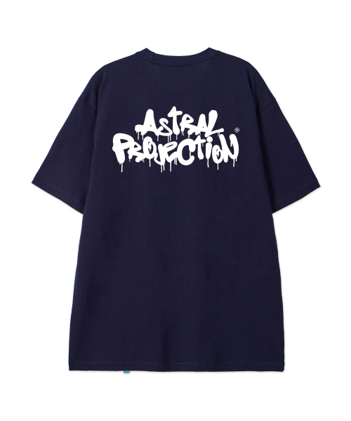 ASTRAL PROJECTION（アストラルプロジェクション）の「[ブラシグラフィティレタリングロゴ]コットンルーズフィット半袖Tシャツ_スペースネイビー（Tシャツ/カットソー・メンズ・その他・LARGE/MEDIUM/X-LARGE/XX-LARGE）」の3枚目の写真
