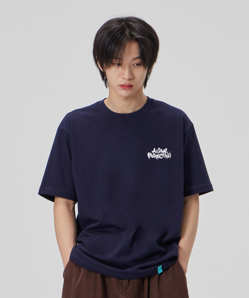 ASTRAL PROJECTION（アストラルプロジェクション）の「[ブラシグラフィティレタリングロゴ]コットンルーズフィット半袖Tシャツ_スペースネイビー（Tシャツ/カットソー・メンズ・その他・LARGE/MEDIUM/X-LARGE/XX-LARGE）」の4枚目の写真