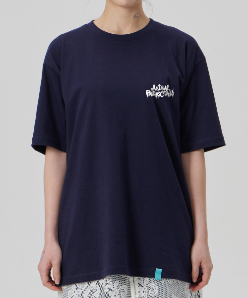 ASTRAL PROJECTION（アストラルプロジェクション）の「[ブラシグラフィティレタリングロゴ]コットンルーズフィット半袖Tシャツ_スペースネイビー（Tシャツ/カットソー・メンズ・その他・LARGE/MEDIUM/X-LARGE/XX-LARGE）」の5枚目の写真