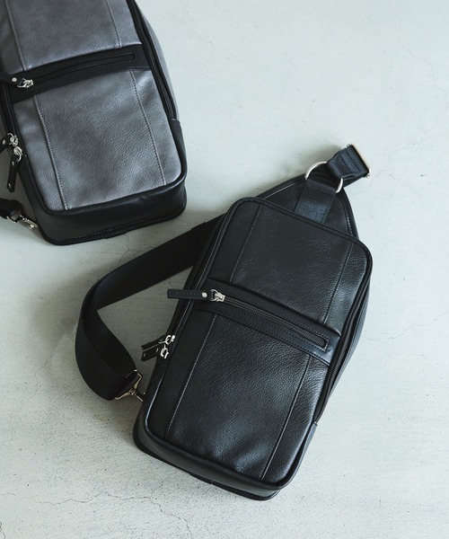 LAKOLE（ラコレ）の「フェイクレザー縦長切替ボディバッグ / 622488（ボディバッグ/ウエストポーチ・メンズ・グレー/ブラック・FREE）」の4枚目の写真