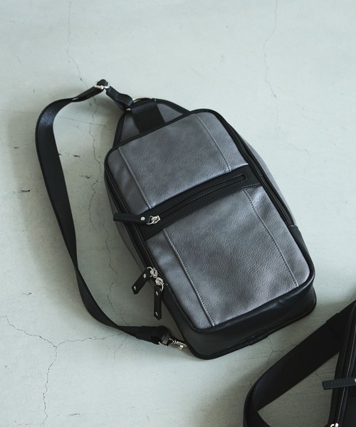 LAKOLE（ラコレ）の「フェイクレザー縦長切替ボディバッグ / 622488（ボディバッグ/ウエストポーチ・メンズ・グレー/ブラック・FREE）」の3枚目の写真