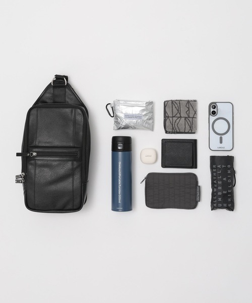 LAKOLE（ラコレ）の「フェイクレザー縦長切替ボディバッグ / 622488（ボディバッグ/ウエストポーチ・メンズ・グレー/ブラック・FREE）」の5枚目の写真