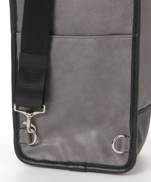 LAKOLE（ラコレ）の「フェイクレザー縦長切替ボディバッグ / 622488（ボディバッグ/ウエストポーチ・メンズ・グレー/ブラック・FREE）」の21枚目の写真
