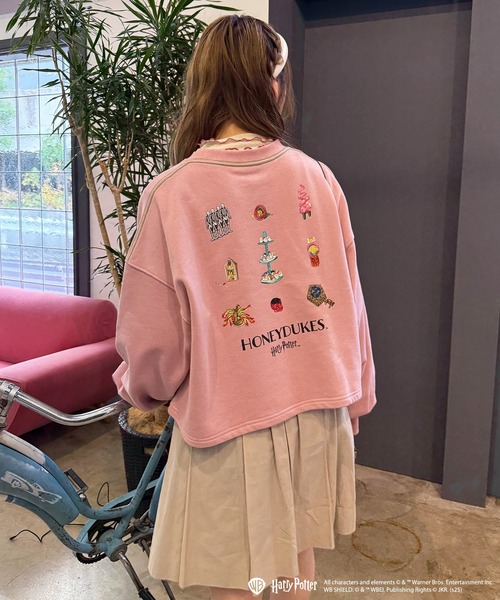 DOUBLE NAME（ダブルネーム）の「【Harry Potter】ハニーデュークス バックプリントプルオーバー（その他トップス・レディース・オフホワイト/ピンク・FREE）」の2枚目の写真
