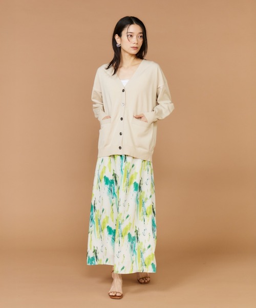 INED(イネド)の「強撚加工Vネックカーディガン(カーディガン/ボレロ・レディース・オフホワイト/ベージュ/ネイビー・9号)」の4枚目の写真