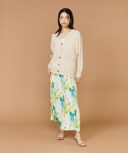 INED(イネド)の「強撚加工Vネックカーディガン(カーディガン/ボレロ・レディース・オフホワイト/ベージュ/ネイビー・9号)」の5枚目の写真