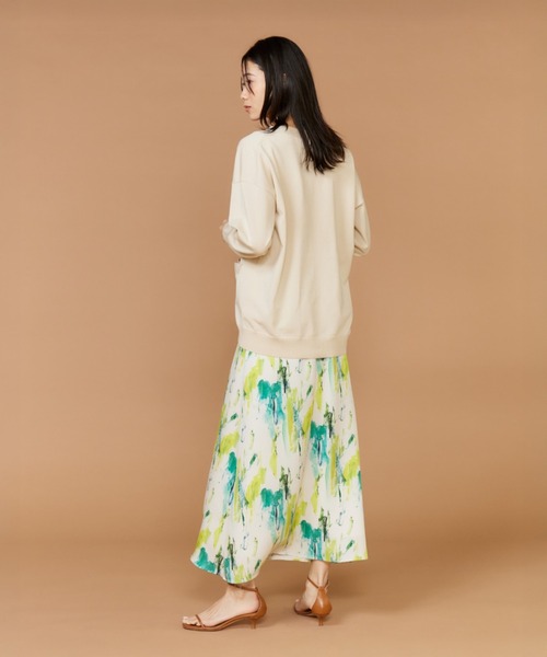 INED(イネド)の「強撚加工Vネックカーディガン(カーディガン/ボレロ・レディース・オフホワイト/ベージュ/ネイビー・9号)」の6枚目の写真